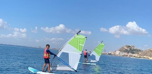 Cursos Windsurf infantil Club Náutico Alicante Costa Blanca