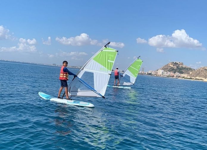 Cursos Windsurf infantil Club Náutico Alicante Costa Blanca