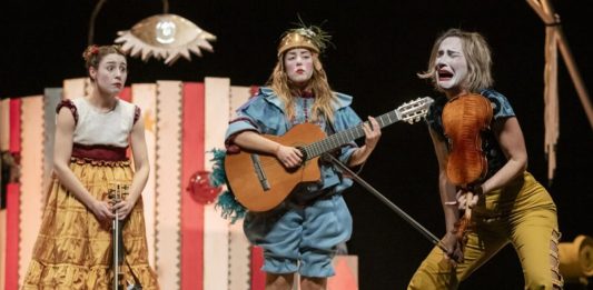 ‘FRESCA! AL CARRER’: ‘Eirene. Bajo la carpa del cielo’ en los Jardines de la Diputación de Alicante Eirene. Bajo la carpa del cielo Festival FRESCA! 2026
