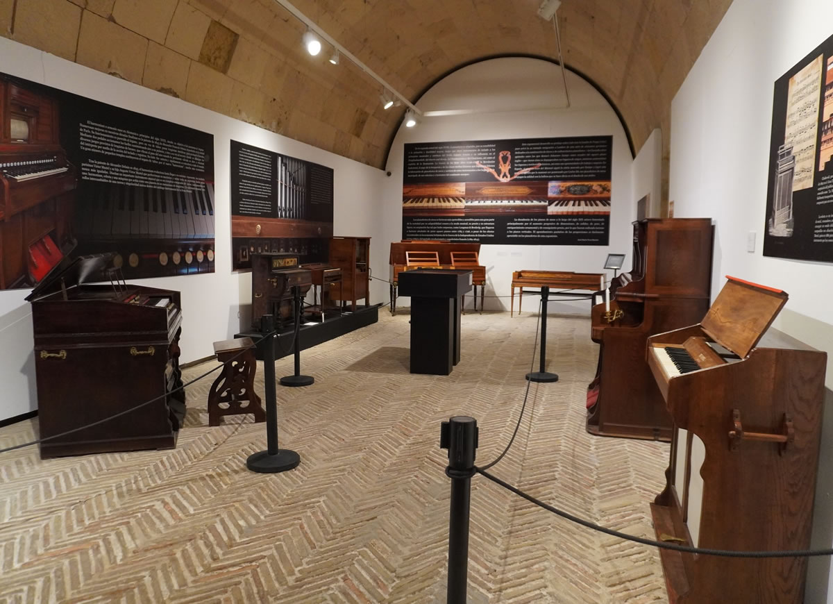 Exposición De la palabra a la música Castillo Santa Bárbara Alicante