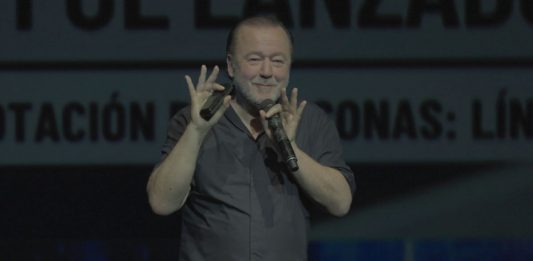 ‘Volar es humano, aterrizar es divino’ en el Teatro Principal de Alicante Volar es humano aterrizar es divino Teatro Principal Alicante